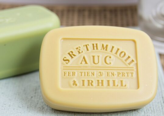 Les bienfaits du savon de Marseille : pourquoi l'adopter pour votre toilette quotidienne ?